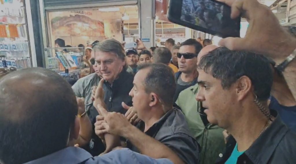 Em visita surpresa à “Feira do Paraguai” em Brasília, Bolsonaro testa popularidade