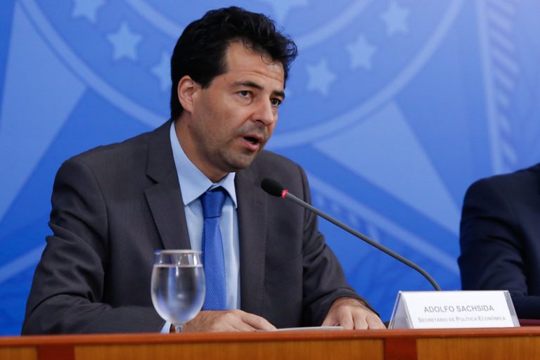 Ministro de Minas e Energia diz que governo não pode interferir nos preços da Petrobras