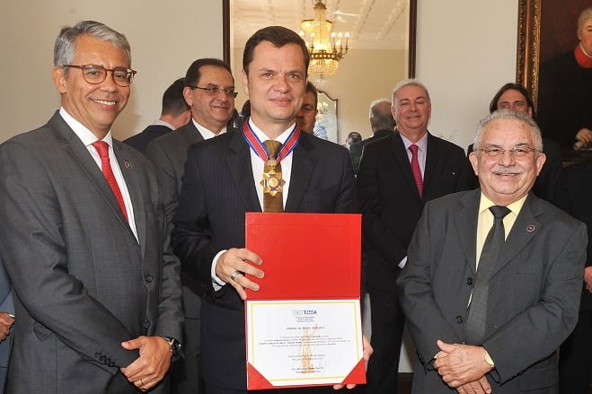 Ministro da Justiça, Anderson Torres, é condecorado pelo Tribunal de Justiça