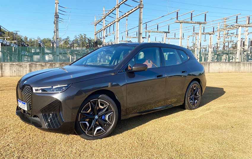 BMW iX combina alta tecnologia e desempenho