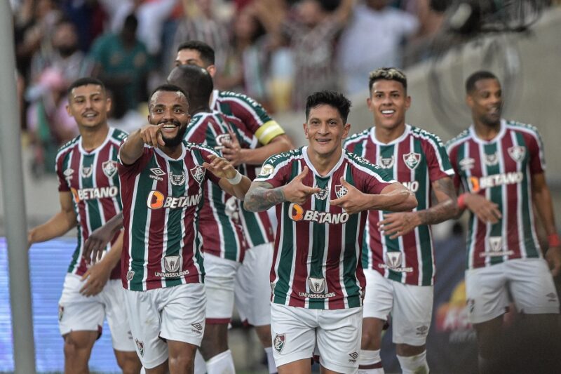 Fluminense goleia Corinthians e se mantém colado no G4 na classificação da Série A