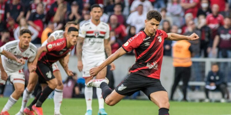 Athletico Paranaense derrota São Paulo e tira Flamengo do G4 da Série A do Brasileirão