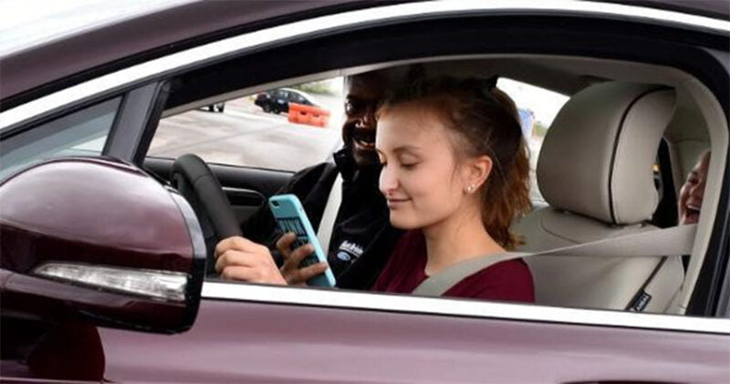 Multa por manusear celular é de R$ 6.500 no Reino Unido