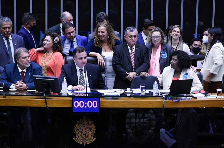 Congresso derruba vetos e vota a favor de artistas, indígenas, mulheres e parceiros do SUS