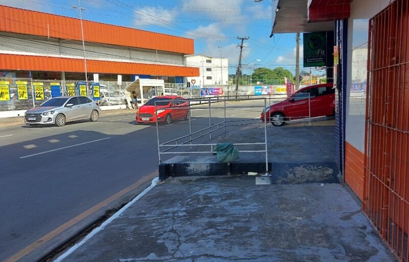 Calçada virou um puxadinho de academia e na foto abaixo ocupada por muro e lixeira 
