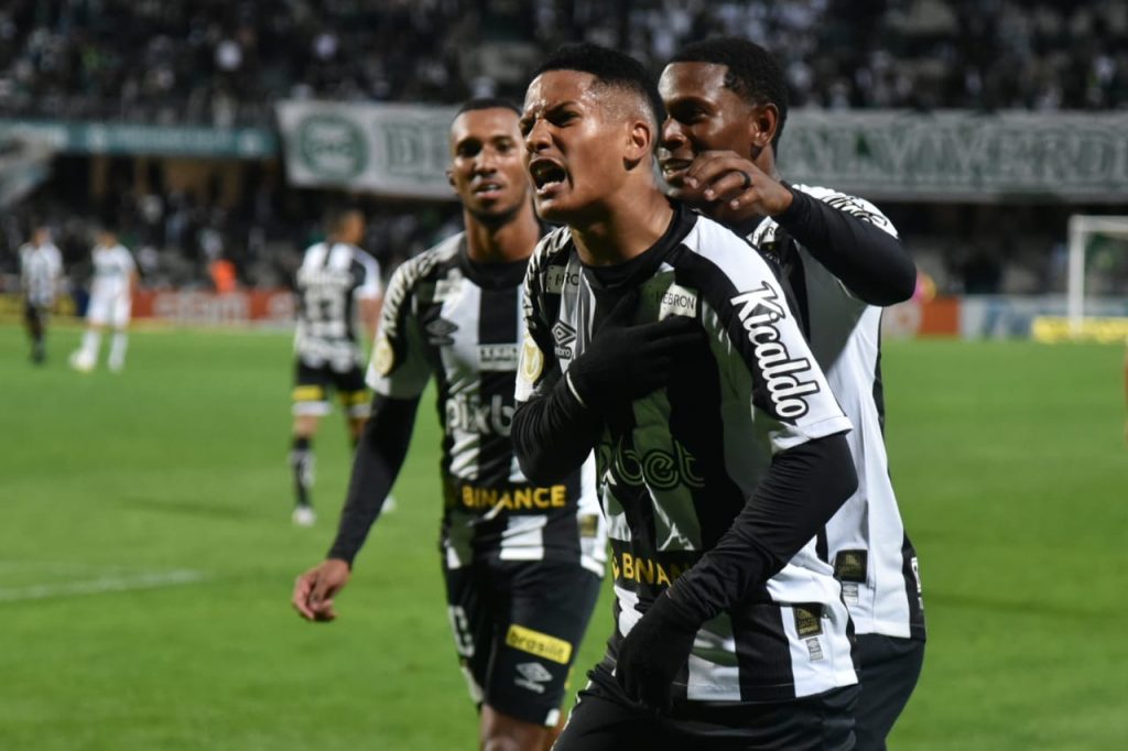 Nos acréscimos, Santos acha gol que lhe garantiu vitória fora de casa contra o Coritiba