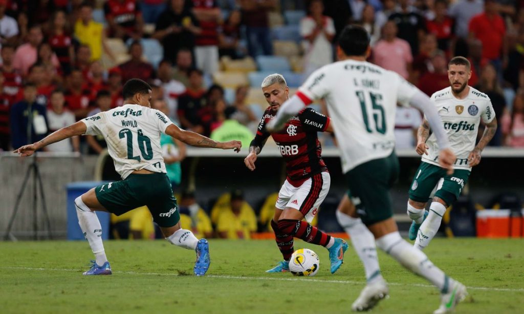 Flamengo enfrenta Palmeiras e tenta reconquistar vice-liderança e diminuir distância para o líder