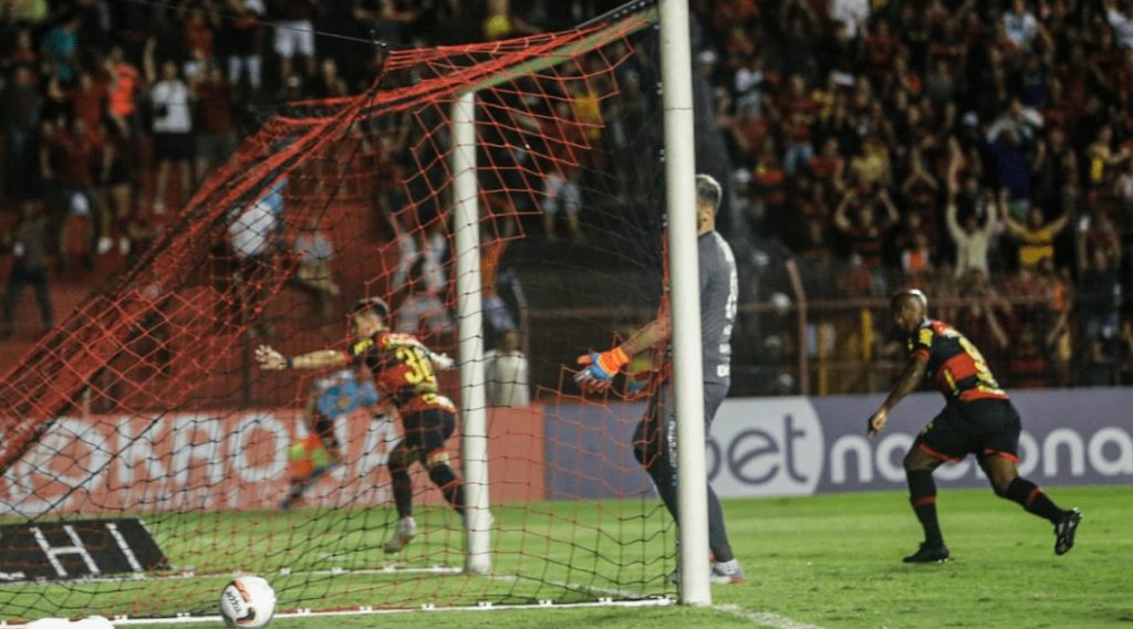 Sport derrota Chapecoense na Ilha do Retiro e cola no G4 da Série B do Campeonato Brasileiro