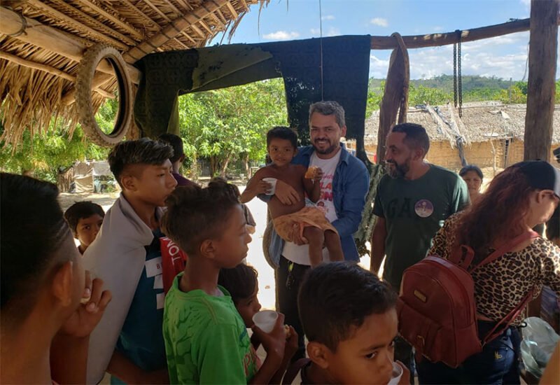Candidato do PSol conversa com liderança indígenas no município de Arame