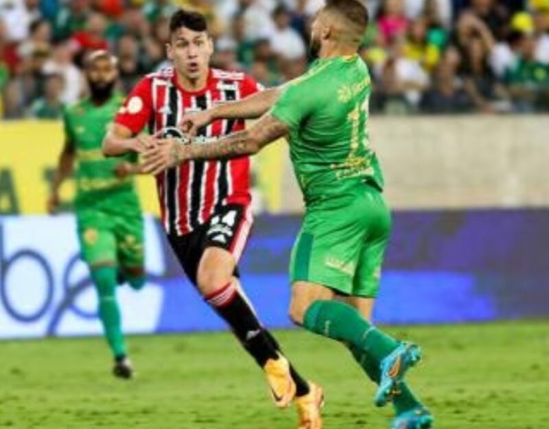 Com um a menos em boa parte da partida, São Paulo busca empate contra o Cuiabá