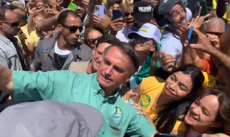 Bolsonaro arrasta multidões em Pernambuco e Bahia e diz que será reeleito no próximo domingo
