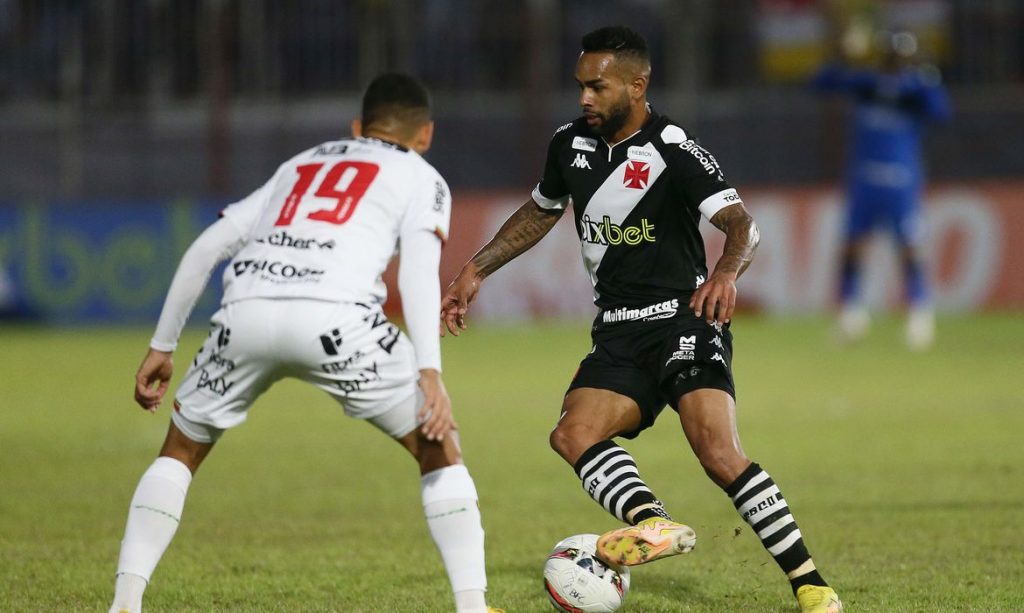 Vasco é derrotado pelo Brusque, mas ainda permanece sem riscos de sair do G4