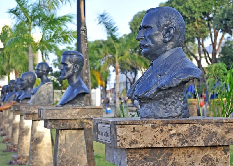 Conjunto de bustos de intelectuais na Praça do Pantheon em São Luís ganha seis novos homenageados
