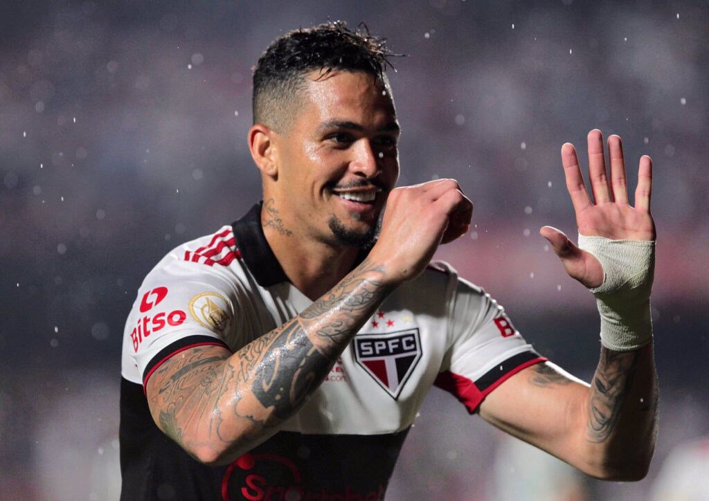 São Paulo vence Coritiba em jogo atrasado e cola no G8 do Brasileirão