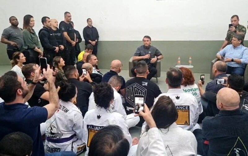 Lutador de MMA diz que considera Jair Bolsonaro faixa preta em política