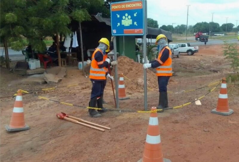 Placas de sinalização de emergência são instaladas em cumprimento à nova lei de barragens