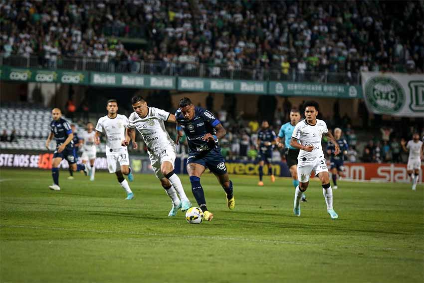 Com um a menos em campo, Corinthians arranca empate com o Coritiba jogando fora de casa
