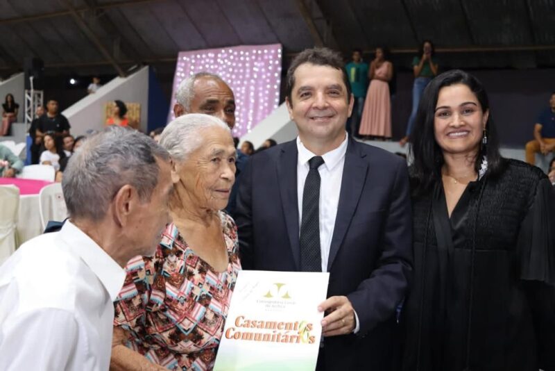 Prefeito Hilton Gonçalo participa de casamento comunitário em Santa Rita distribui presentes aos noivos