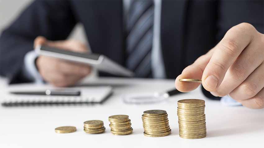Especialistas do Santander em investimentos fazem simulações de aplicação única e mensal