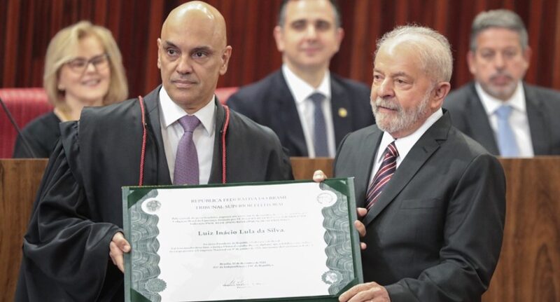 Ao diplomar Lula, Alexandre de Moraes diz que ficou constatada a ausência de fraude na eleição