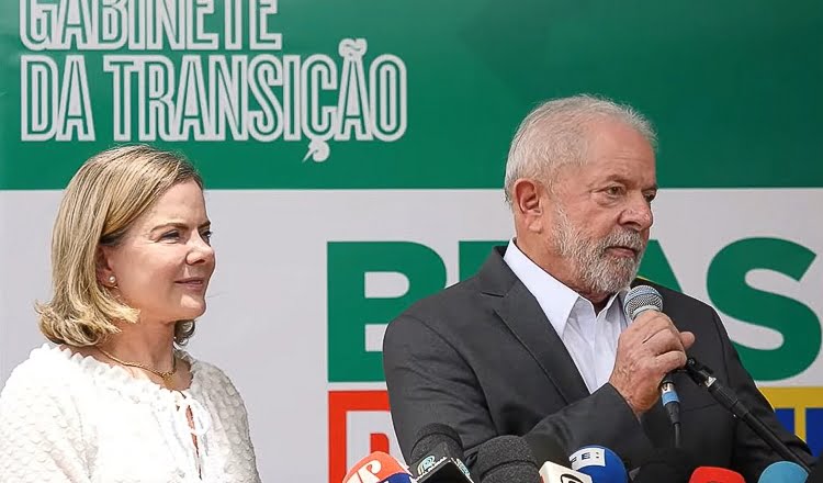 Lula descarta ministério para Gleisi Hoffmann, que vai seguir na presidência do PT