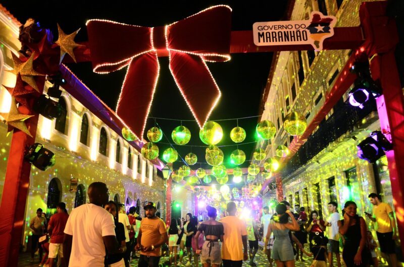 Show de luzes e cores abrilhanta Centro Histórico com programação natalina do Governo do Estado