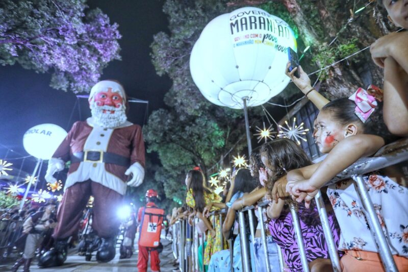 Papai Noel gigante é atração da cantata natalina desta sexta na Praça Deodoro em São Luís