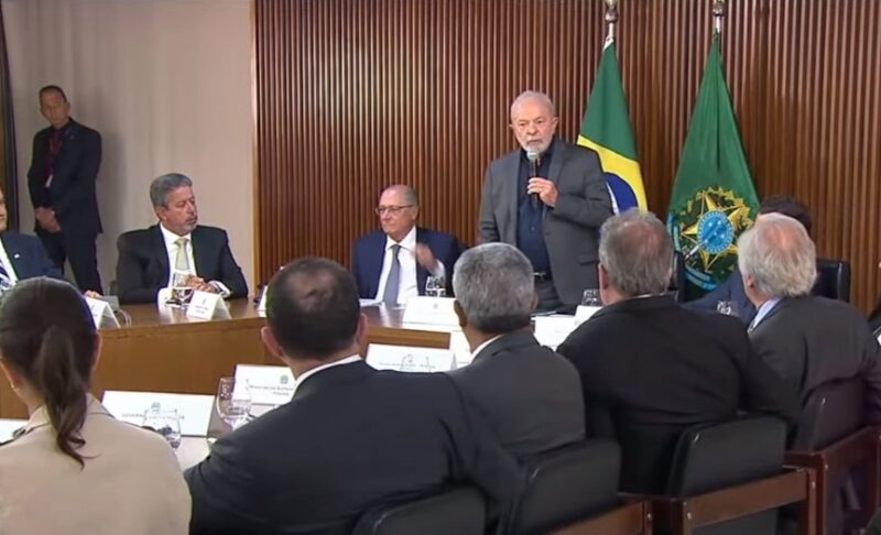 Reunido com governadores, Lula rechaça “golpe” e promete chegar a quem financiou atos no DF