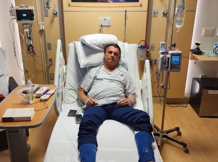 Bolsonaro posta foto em hospital após especulação de que não estava internado