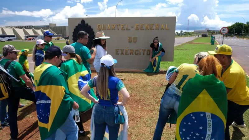 Novo ministro da Defesa diz ter amigos e parentes nos acampamentos de bolsonaristas que contestam eleição de Lula