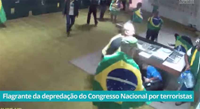 Imagens das câmeras de segurança mostram ataque brutal à Câmara dos Deputados