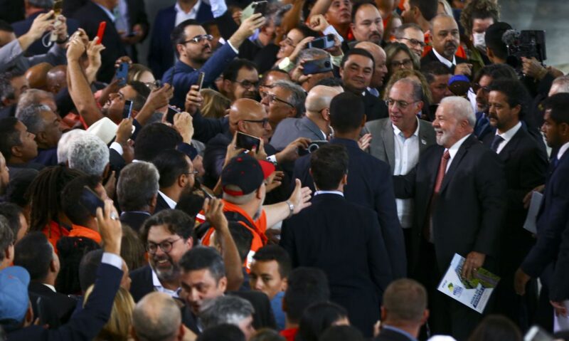 A sindicalistas, Lula diz que para salário mínimo aumentar é preciso haver crescimento econômico