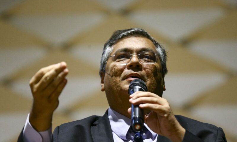 Ministro Flávio Dino entra com notícia-crime no Supremo contra sete parlamentares da oposição