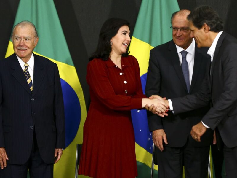 Com Lula ausente, Tebet assume Planejamento e promete botar os pobres no orçamento público