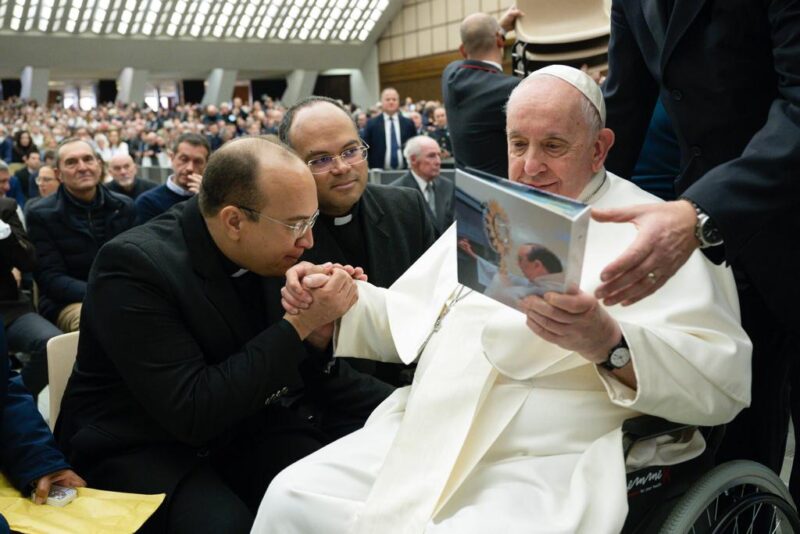 Cartas de adolescentes socioeducandos do Maranhão entregues a Papa Francisco
