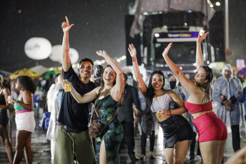 Trios elétricos no Circuito Litorânea em São Luís marcam abertura do Carnaval