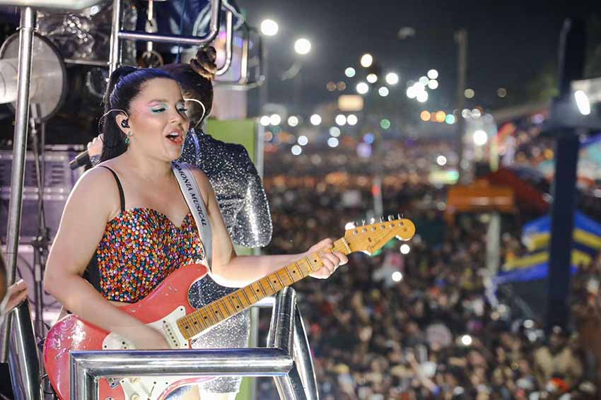 Alegria e diversão dos foliões marcam o Circuito Beira-Mar nesta segunda de carnaval