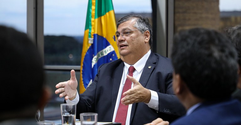 Flávio Dino comemora recadastramento de quase 70 mil armas e reforça que o “Brasil não é faroeste de filme”