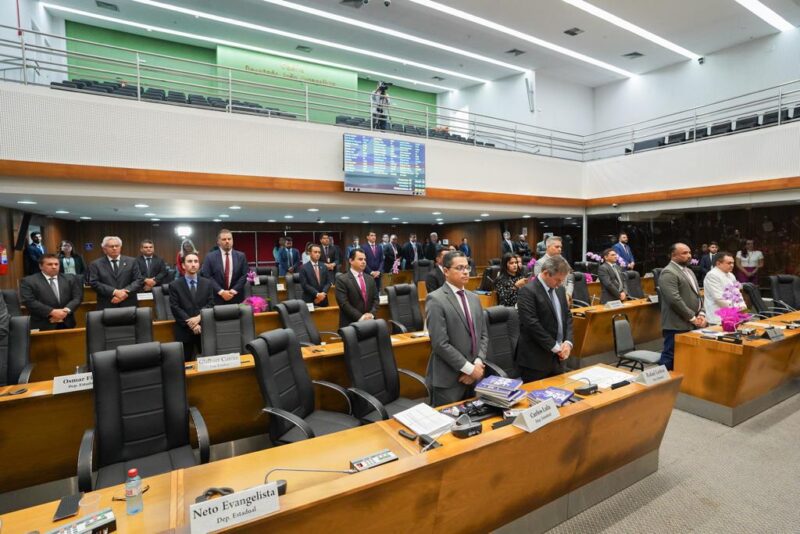 Deputados fazem minuto de silêncio na Assembleia e lembram vítimas da tragédia do Rio Anil