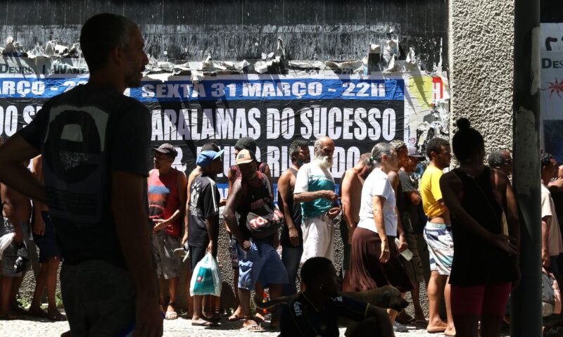 No Rio, aumenta a “fila da fome” que reúne pessoas sem teto em busca de comida