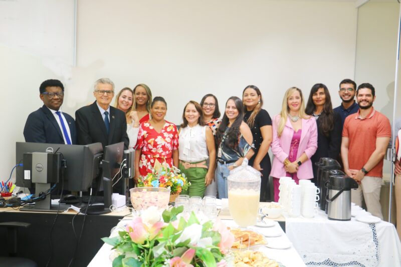 Juiz Lucas Neto homenageado na despedida para aposentadoria