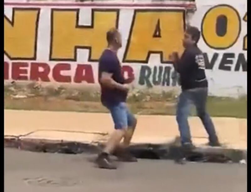 Briga de trânsito entre policial militar e motoqueiro acaba em troca de socos na via pública