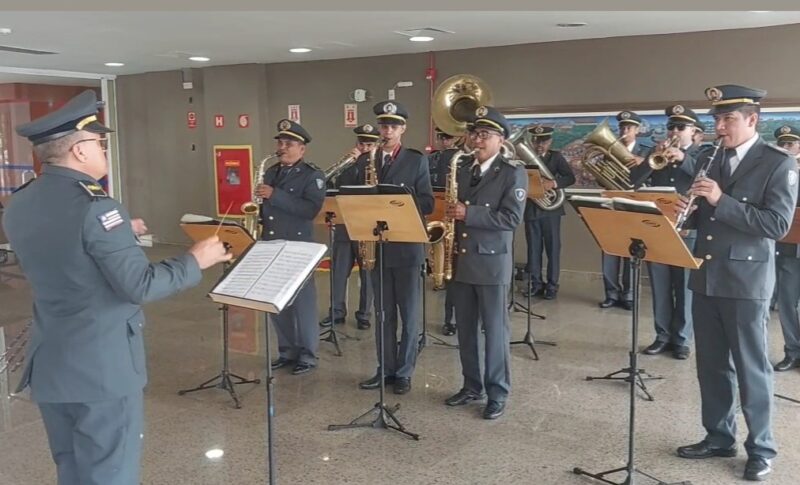 Deputada Mical Damasceno pede e Banda da PM toca Deus é Fiel