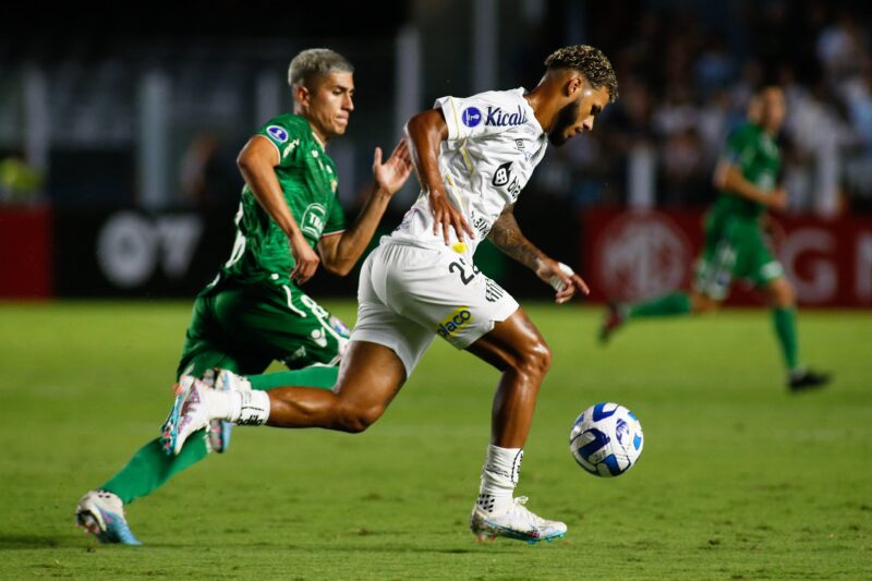 Com Neymar na arquibancada, Santos apenas empata com Audax Italiano