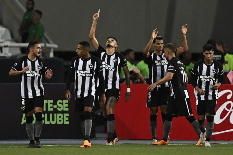 No Engenhão, Botafogo goleia time treinado por Loco Abreu na Sul-Americana