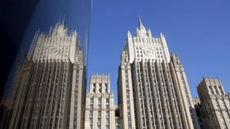 Embaixadores dos Estados, Reino Unido e Canadá são convocados por interferência nos assuntos da Rússia