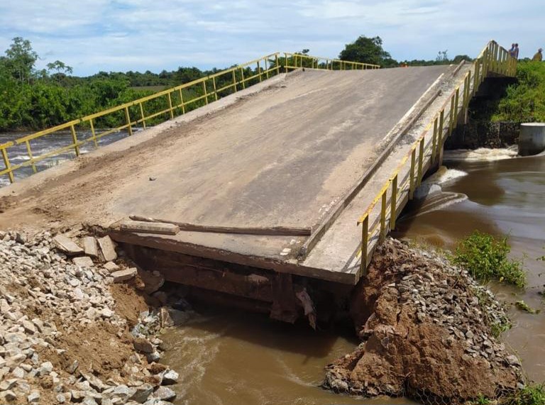 Equipe da Sinfra trabalha na recuperação da Ponte dos Afogados em Cajari