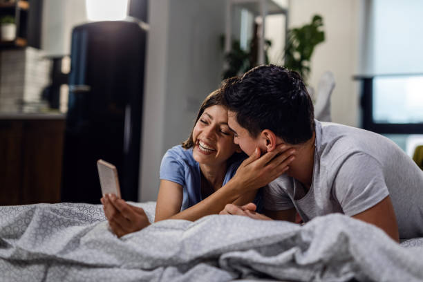 Casais mais felizes não expõem sua vida na internet, revela estudo psicanalítico