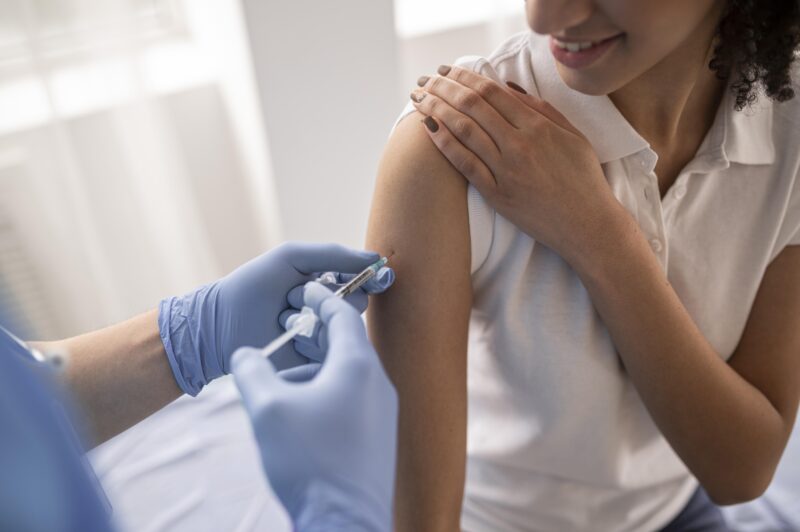Após aprovação da Anvisa, vacina contra dengue chega ao Brasil em meio ao aumento de casos no Rio de Janeiro