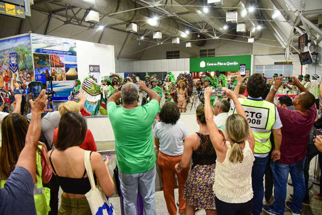 Turistas são recepcionados com apresentações juninas no desembarque em São Luís